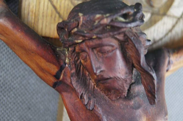 Piękny krucyfiks z początku XX wieku rzeźba w drewnie