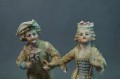 Para wytwornych dzieci porcelanowe figurki