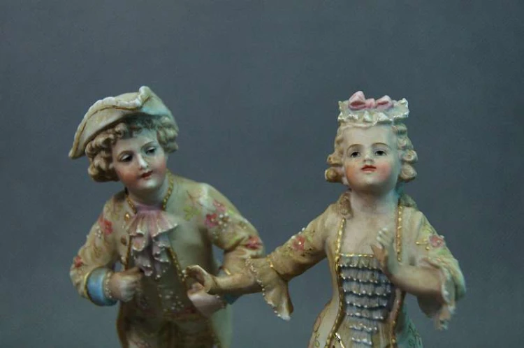 Para wytwornych dzieci porcelanowe figurki