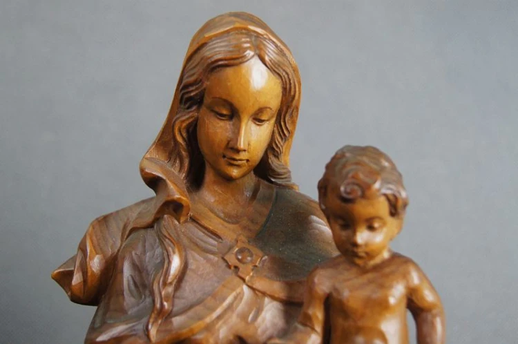 Rzeźba w drewnie duża madonna z dzieciątkiem na konsoli