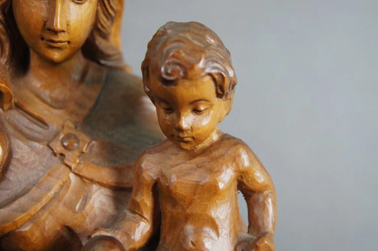 Rzeźba w drewnie duża madonna z dzieciątkiem na konsoli