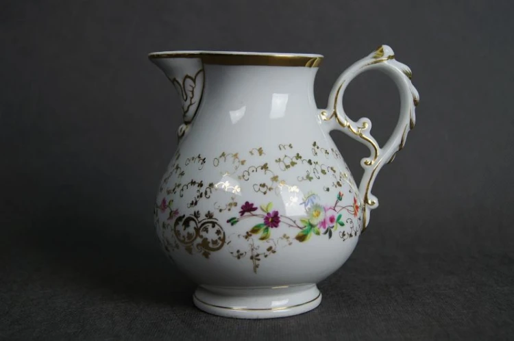 Porcelanowy mlecznik z końca XIX wieku