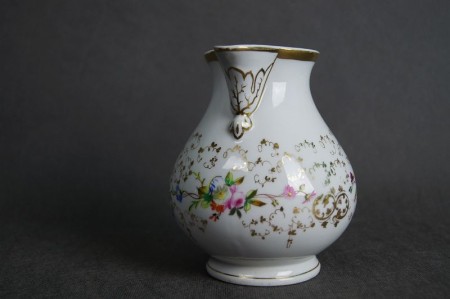 Porcelanowy mlecznik z końca XIX wieku