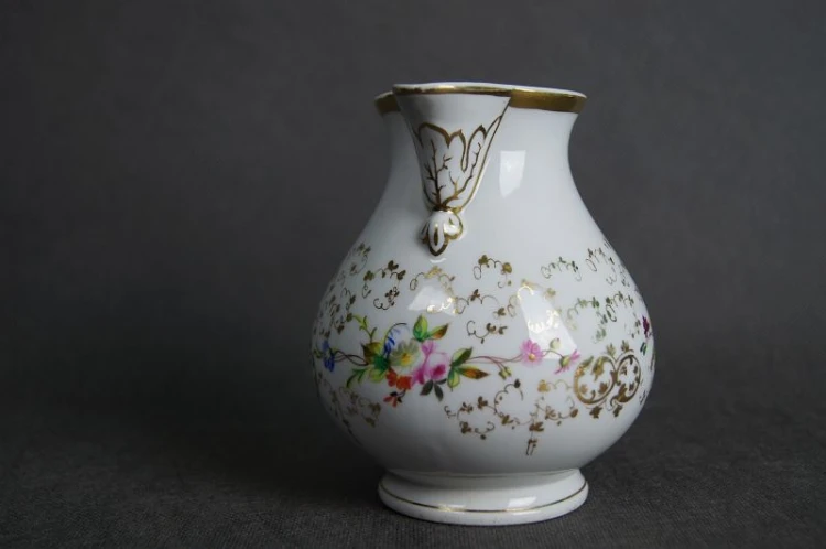 Porcelanowy mlecznik z końca XIX wieku