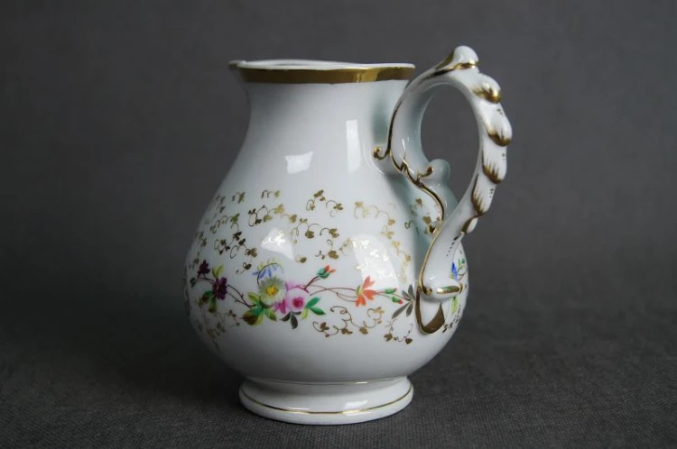 Porcelanowy mlecznik z końca XIX wieku