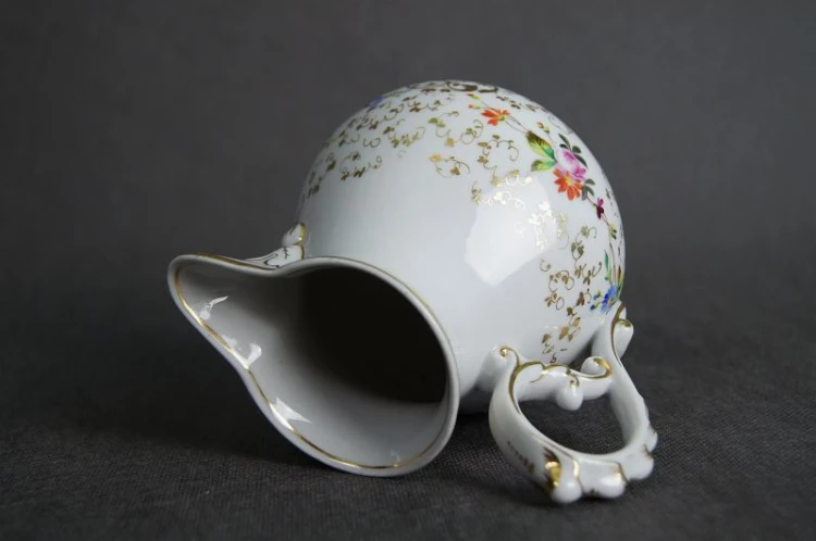 Porcelanowy mlecznik z końca XIX wieku
