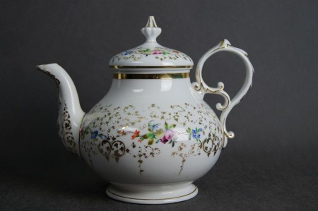 Porcelanowy imbryk do herbaty z końca XIX wieku