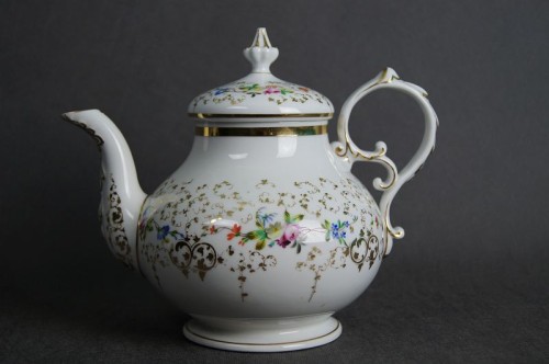 Porcelanowy imbryk do herbaty z końca XIX wieku