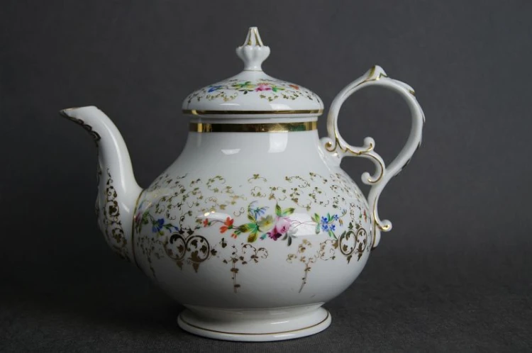 Porcelanowy imbryk do herbaty z końca XIX wieku