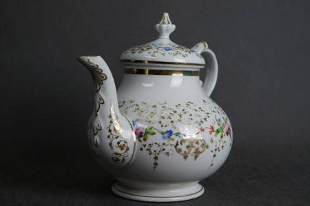 Porcelanowy imbryk do herbaty z końca XIX wieku