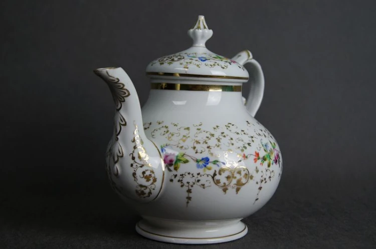 Porcelanowy imbryk do herbaty z końca XIX wieku