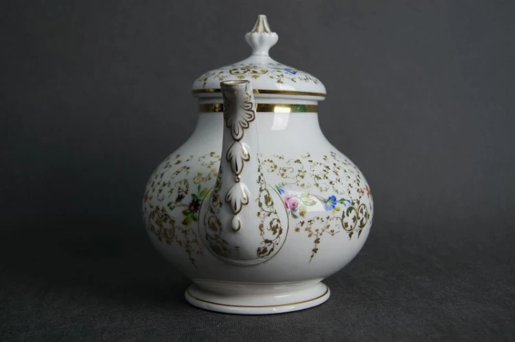 Porcelanowy imbryk do herbaty z końca XIX wieku