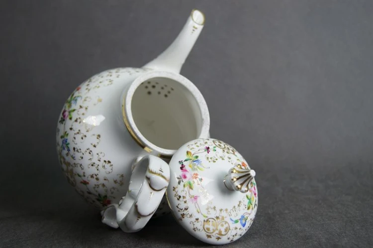 Porcelanowy imbryk do herbaty z końca XIX wieku