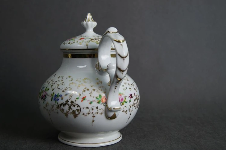 Porcelanowy imbryk do herbaty z końca XIX wieku