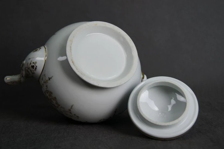 Porcelanowy imbryk do herbaty z końca XIX wieku