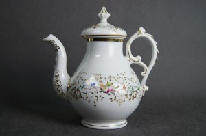 Porcelanowy dzbanek do kawy z końca XIX wieku