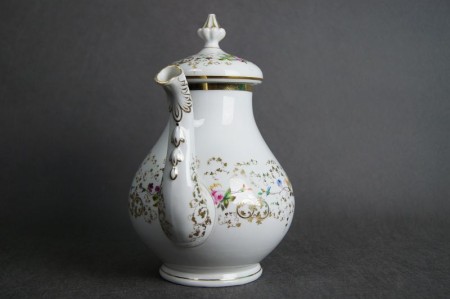 Porcelanowy dzbanek do kawy z końca XIX wieku