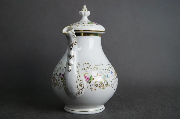 Porcelanowy dzbanek do kawy z końca XIX wieku
