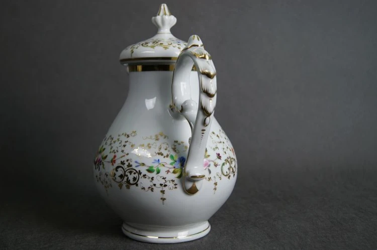 Porcelanowy dzbanek do kawy z końca XIX wieku