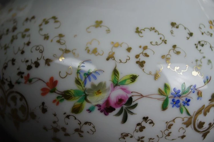 Porcelanowy dzbanek do kawy z końca XIX wieku