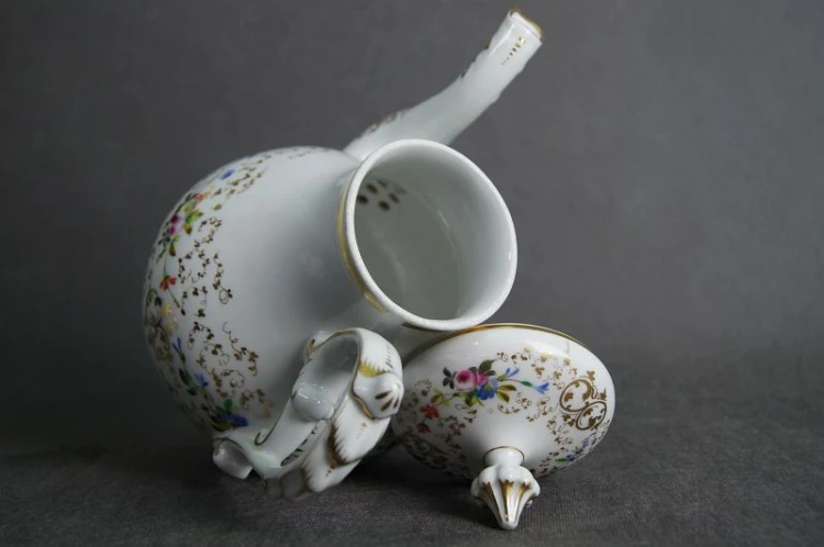 Porcelanowy dzbanek do kawy z końca XIX wieku