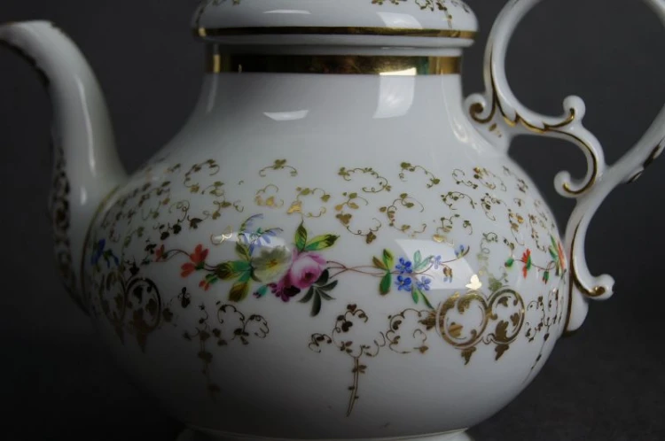 Porcelanowy dzbanek do kawy z końca XIX wieku