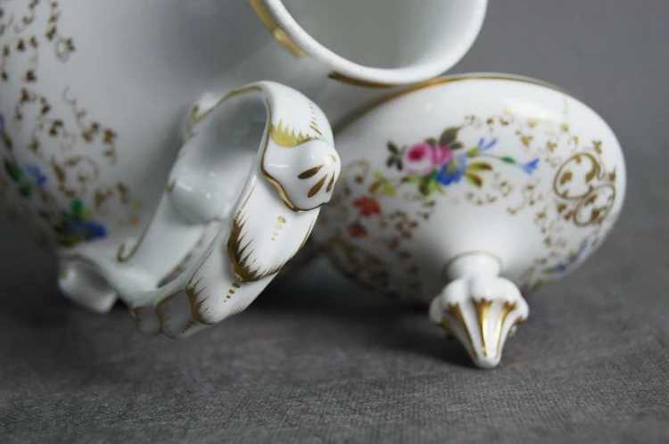 Porcelanowy dzbanek do kawy z końca XIX wieku