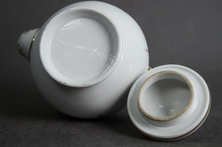 Porcelanowy dzbanek do kawy z końca XIX wieku