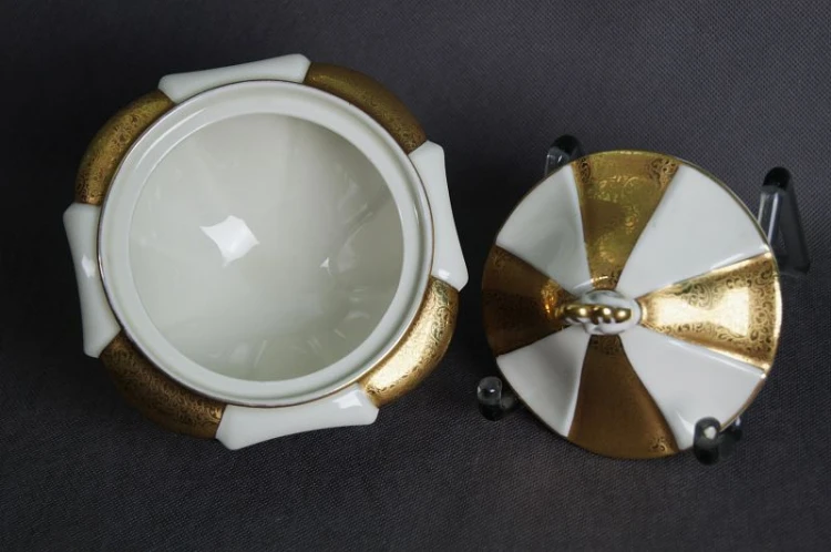 Porcelana AL-KA gustowna bomboniera ecru złoto Polecam !