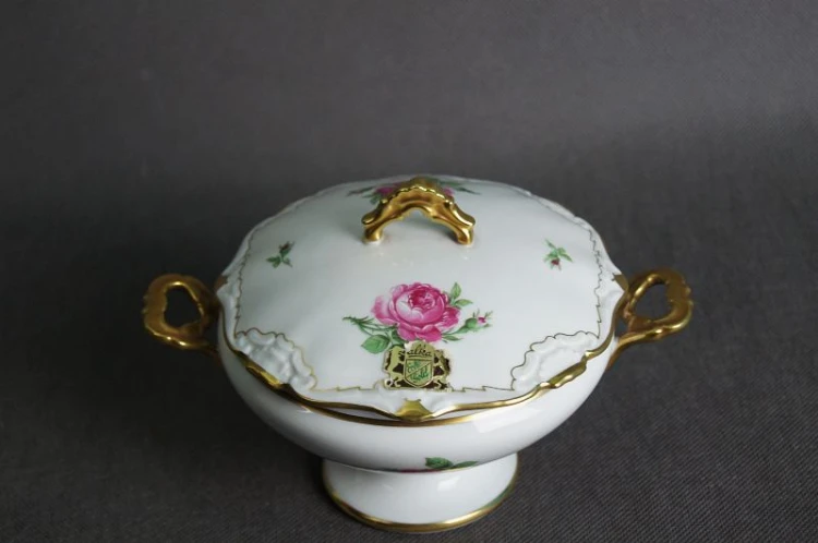 Porcelana Alka bomboniera różana piękność