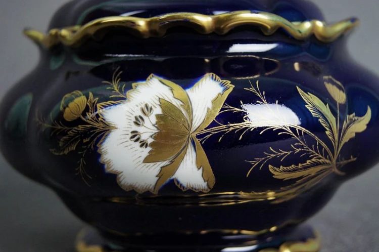 Porcelana Lindner bomboniera kobalt złocenia