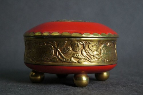 Porcelanowa niespotykana czerwono złota bomboniera