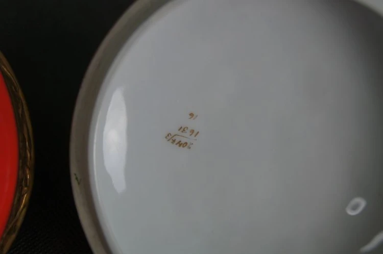 Porcelanowa niespotykana czerwono złota bomboniera