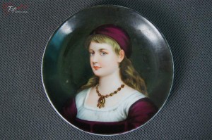 Portret miniatura młodej kobiety na porcelanie