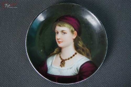 Portret miniatura młodej kobiety na porcelanie