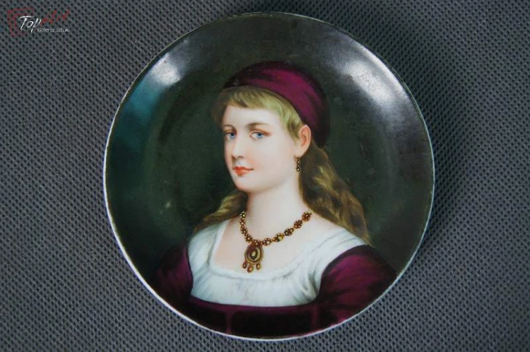 Portret miniatura młodej kobiety na porcelanie