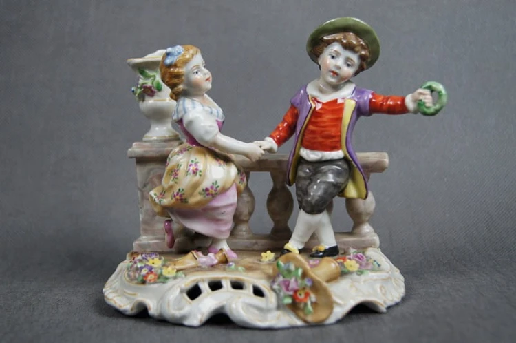 Stara porcelana Figura bawiących się dzieci wytwórnia Plaue