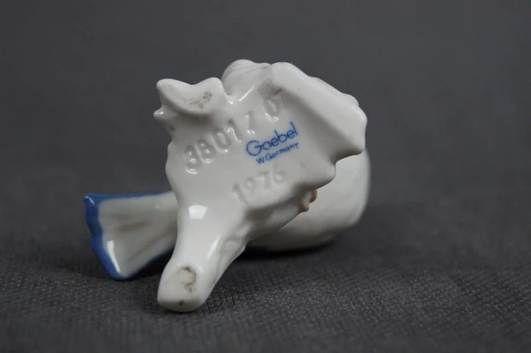 Mała figurka ptaszka stara porcelana marka Goebel