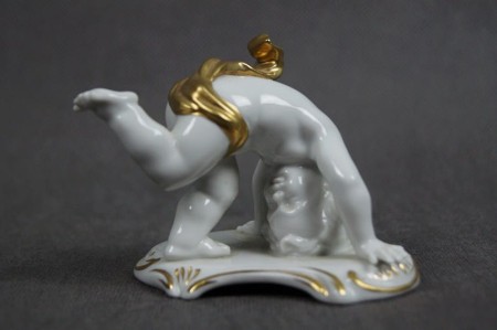 Kolekcjonerska porcelana figura baraszkujący amorek nr.1