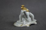 Kolekcjonerska porcelana figura baraszkujący amorek nr.1