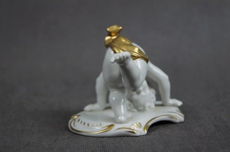 Kolekcjonerska porcelana figura baraszkujący amorek nr.1