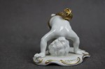 Kolekcjonerska porcelana figura baraszkujący amorek nr.1