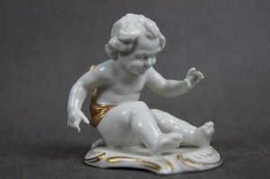 Kolekcjonerska porcelana figura baraszkujący amorek nr.2