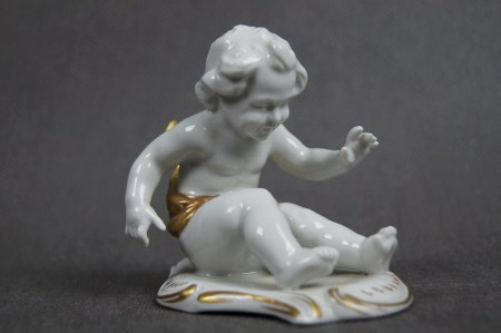 Kolekcjonerska porcelana figura baraszkujący amorek nr.2
