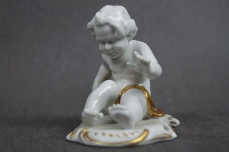 Kolekcjonerska porcelana figura baraszkujący amorek nr.2