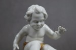 Kolekcjonerska porcelana figura baraszkujący amorek nr.2