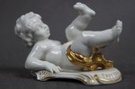 Kolekcjonerska porcelana figura baraszkujący amorek nr.3