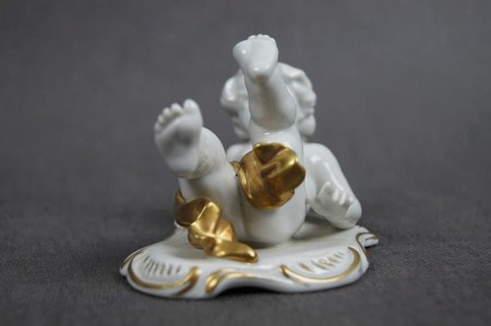 Kolekcjonerska porcelana figura baraszkujący amorek nr.3