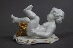 Kolekcjonerska porcelana figura baraszkujący amorek nr.3