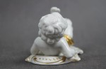 Kolekcjonerska porcelana figura baraszkujący amorek nr.3